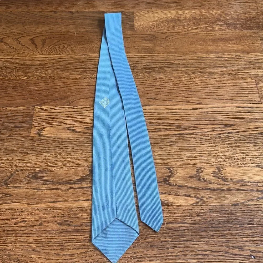Vtg boys light blue‎ tie with gold emblem